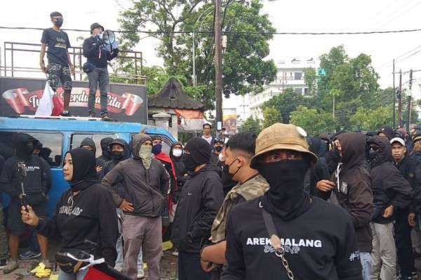 107 Orang Ditangkap Usai Demo Ricuh Di Kantor Arema FC