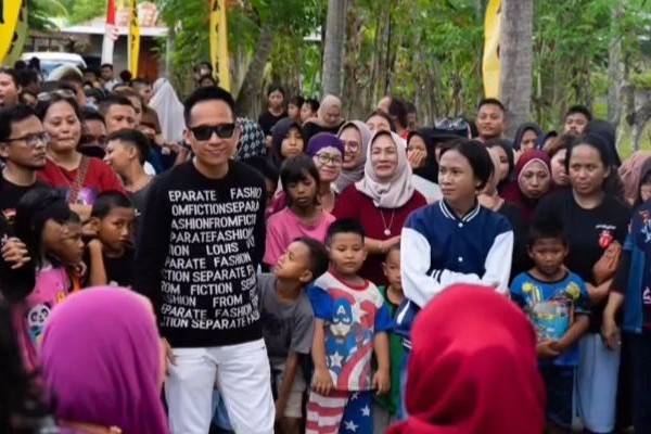 10 Momen Fajar Sadboy Pulkam Bareng Denny Cagur, Disambut Antusias!