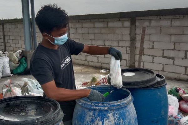 Warga Lamongan Sulap Popok Bayi Jadi Pupuk Organik Cair