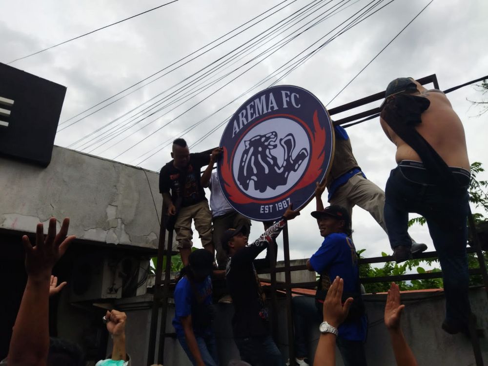 Yuli Sumpil dan Ratusan Aremania Pasang Lagi Logo Arema FC