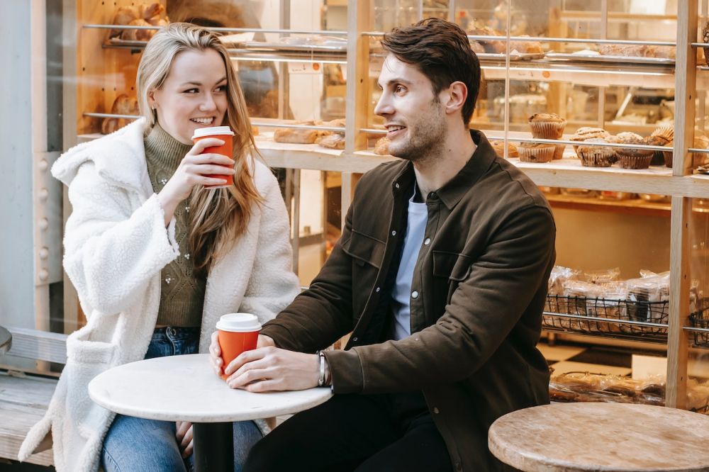 Sederhana Tapi Penting, 5 Manfaat Deep Talk Bareng Pasangan 