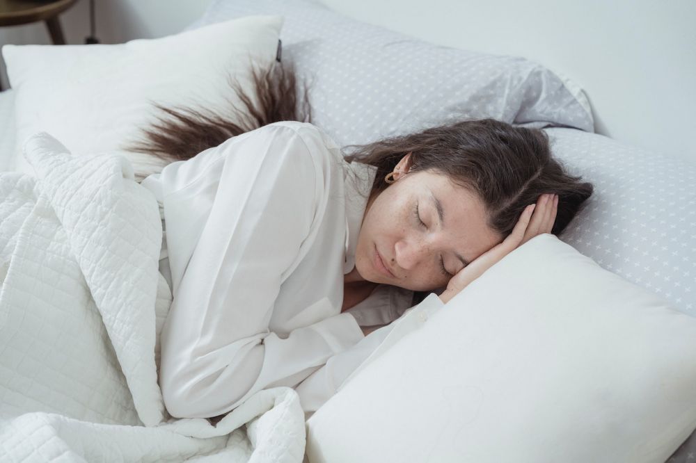 Benarkah Tidur Siang Setelah Melahirkan Bikin Darah Putih Ke Mata?