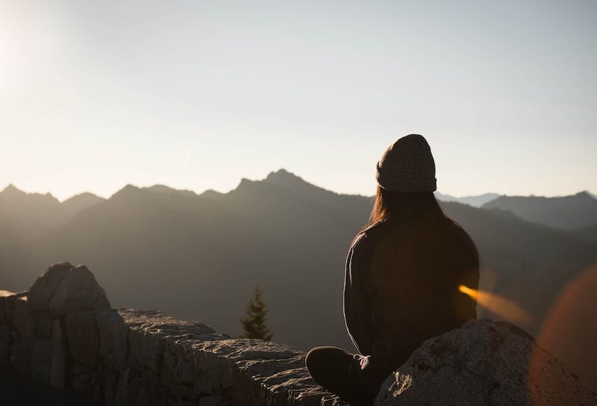 Memahami Kepribadian Introvert Melalui Kutipan Tokoh Terkenal