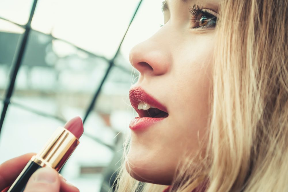 5 Tips Memakai Lipstick untuk Bibir Pecah, Penting!