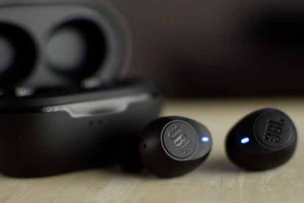 Produk Earbuds JBL Terbaik buat Mendengarkan Musik, Berkelas