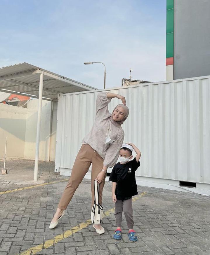 10 OOTD Hijab Ala Ranie Karlina, Tetap Modis Momong Anak