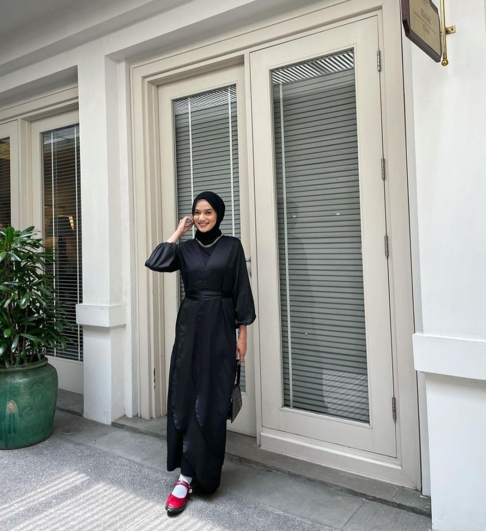 10 Padu Padan Outfit Serba Hitam Selebgram Hijab Nadya Bella Silvya