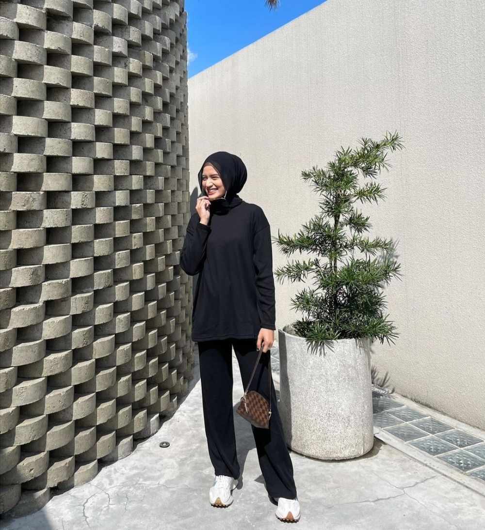 10 Padu Padan Outfit Serba Hitam Selebgram Hijab Nadya Bella Silvya