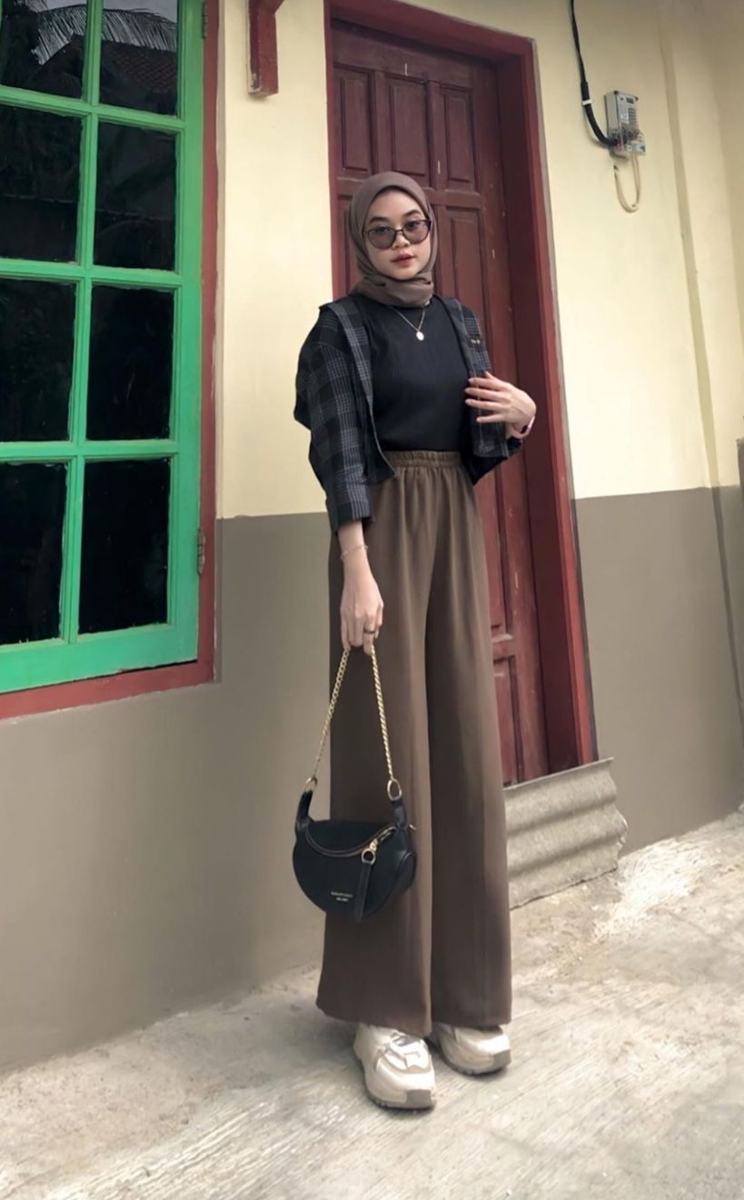 9 Outfit Hijab Look Celana Kulot ala Nok Fifi Marlina, Chic Abis!