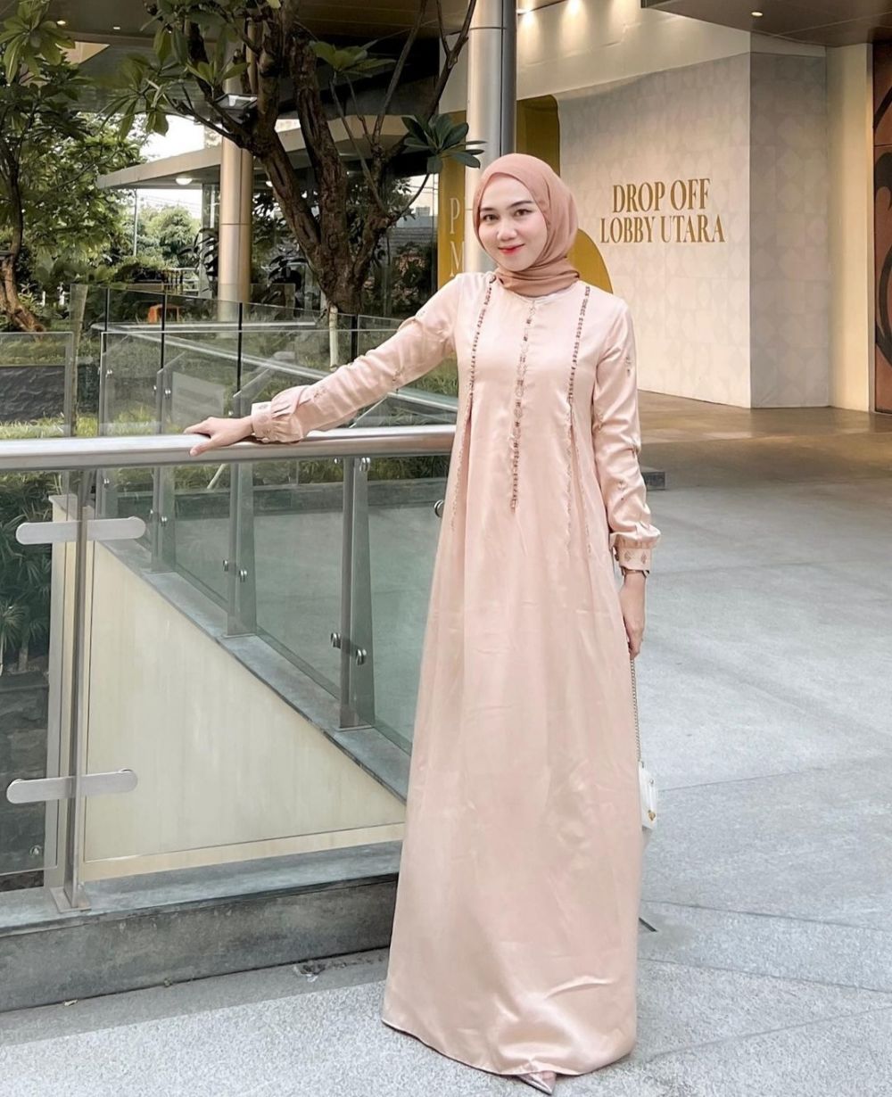 9 Dress Kondangan ala Azizah Limi, Outfit yang Stunning Banget!
