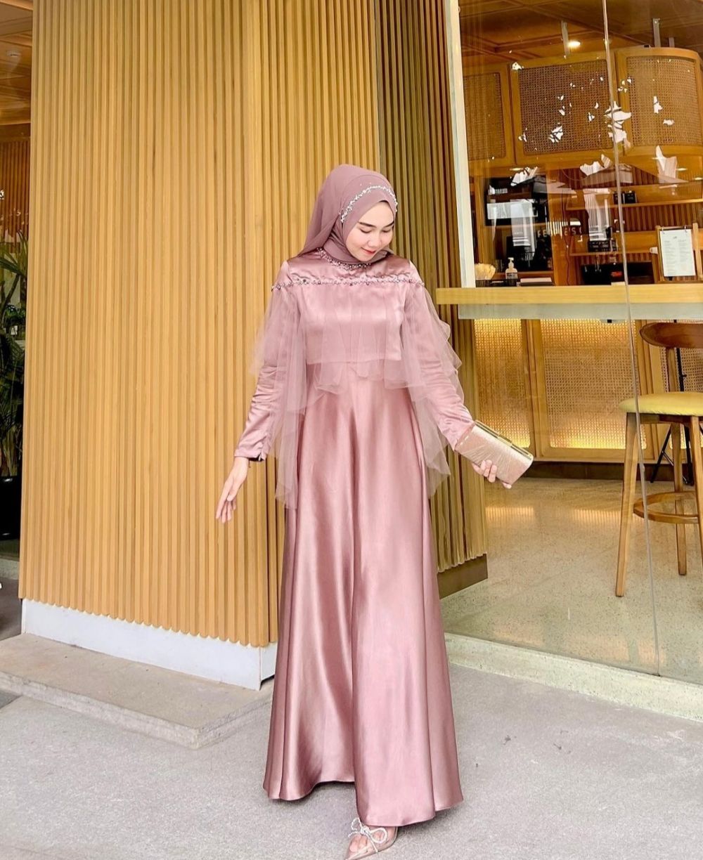 9 Dress Kondangan ala Azizah Limi, Outfit yang Stunning Banget!
