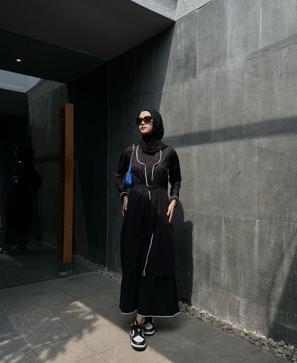 12 Outfit Hijab Nuansa Hitam ala Ratu Anditya, Cewek Mamba Merapat!