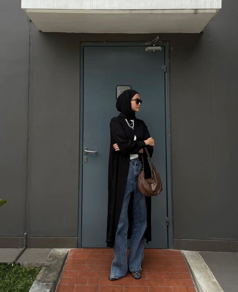 12 Outfit Hijab Nuansa Hitam ala Ratu Anditya, Cewek Mamba Merapat!