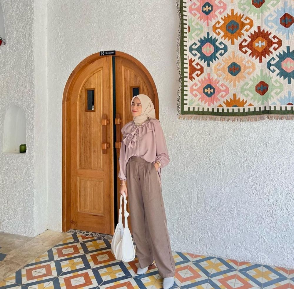 9 OOTD Hijab Look Nuansa Cokelat yang Estetik ala Hilda Maulida