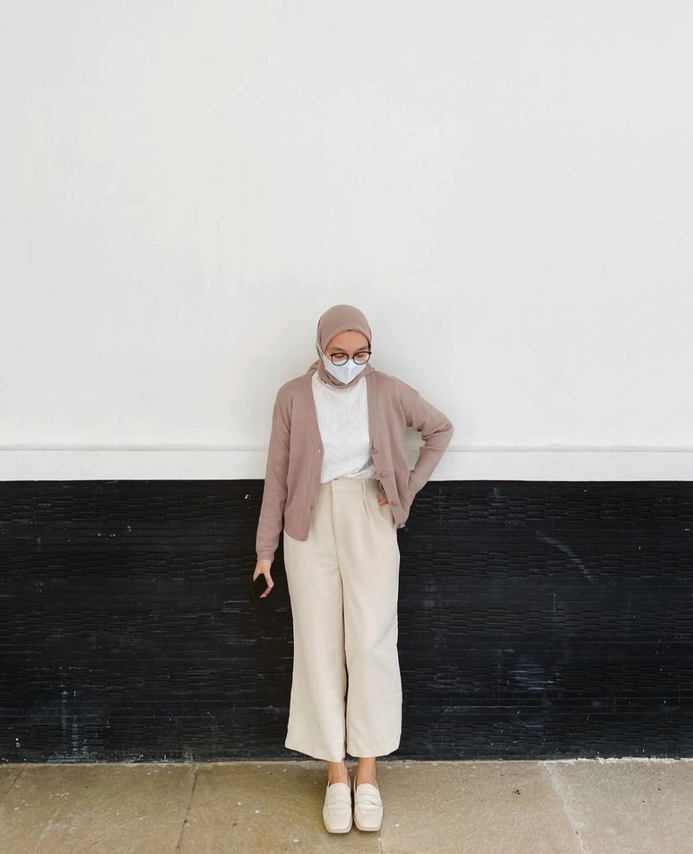 9 Ide Outfit Outer Casual ala Alaeka Bachir, dari Rajut hingga Batik  