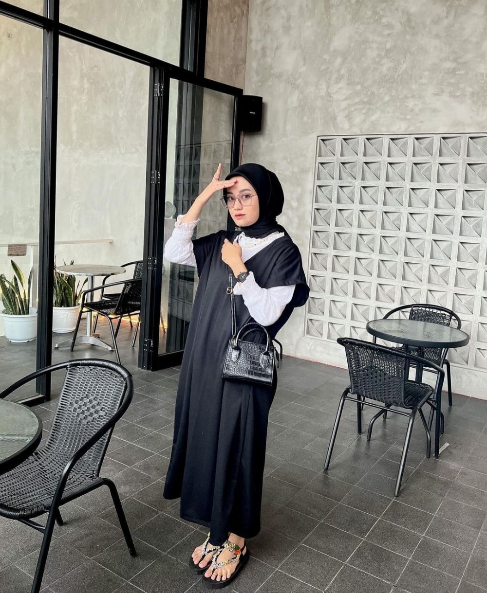 11 Style Monokrom Dewi Suci Rahayu, Looknya Stunning Abis!