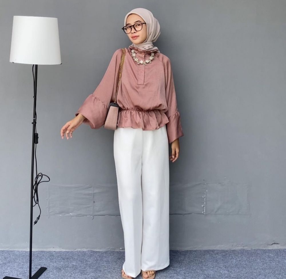 11 Inspirasi OOTD Celana Putih ala Ayu Fuziyanti, Stunning!