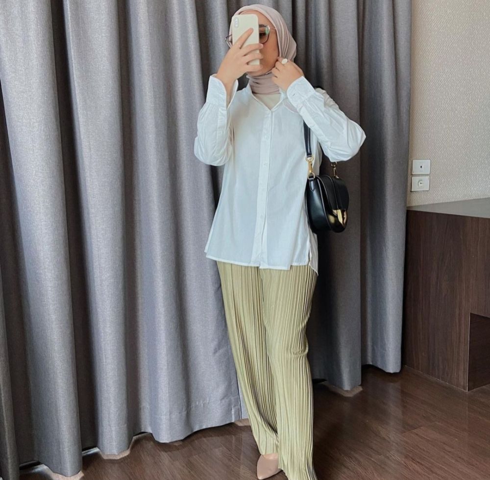 10 OOTD Hijab Atasan Putih ala Darma Putri, Looknya Clean!