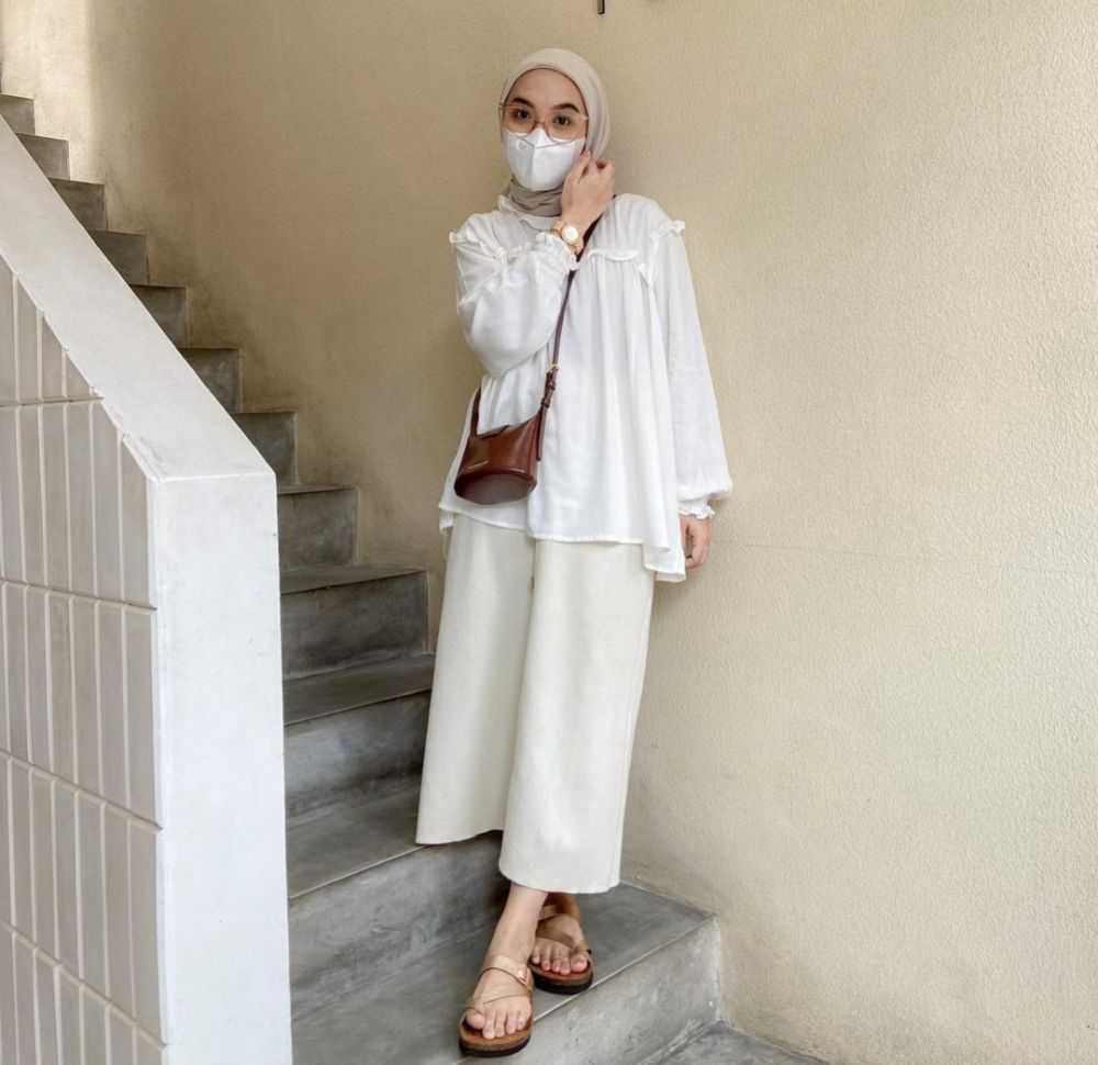 10 OOTD Hijab Atasan Putih ala Darma Putri, Looknya Clean!