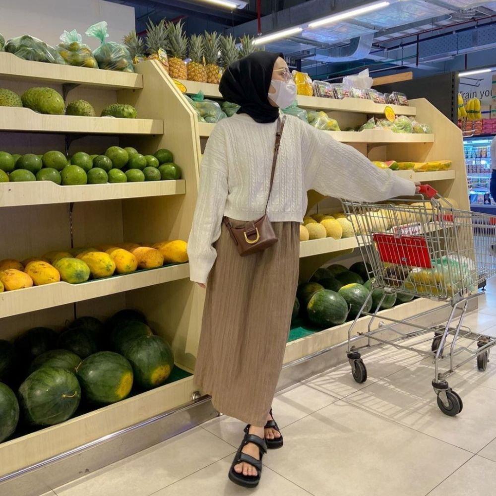 10 OOTD Hijab Atasan Putih ala Darma Putri, Looknya Clean!