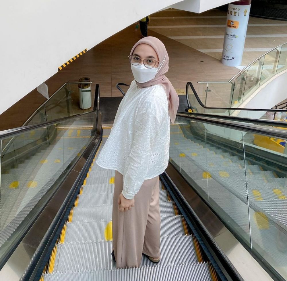 10 OOTD Hijab Atasan Putih ala Darma Putri, Looknya Clean!