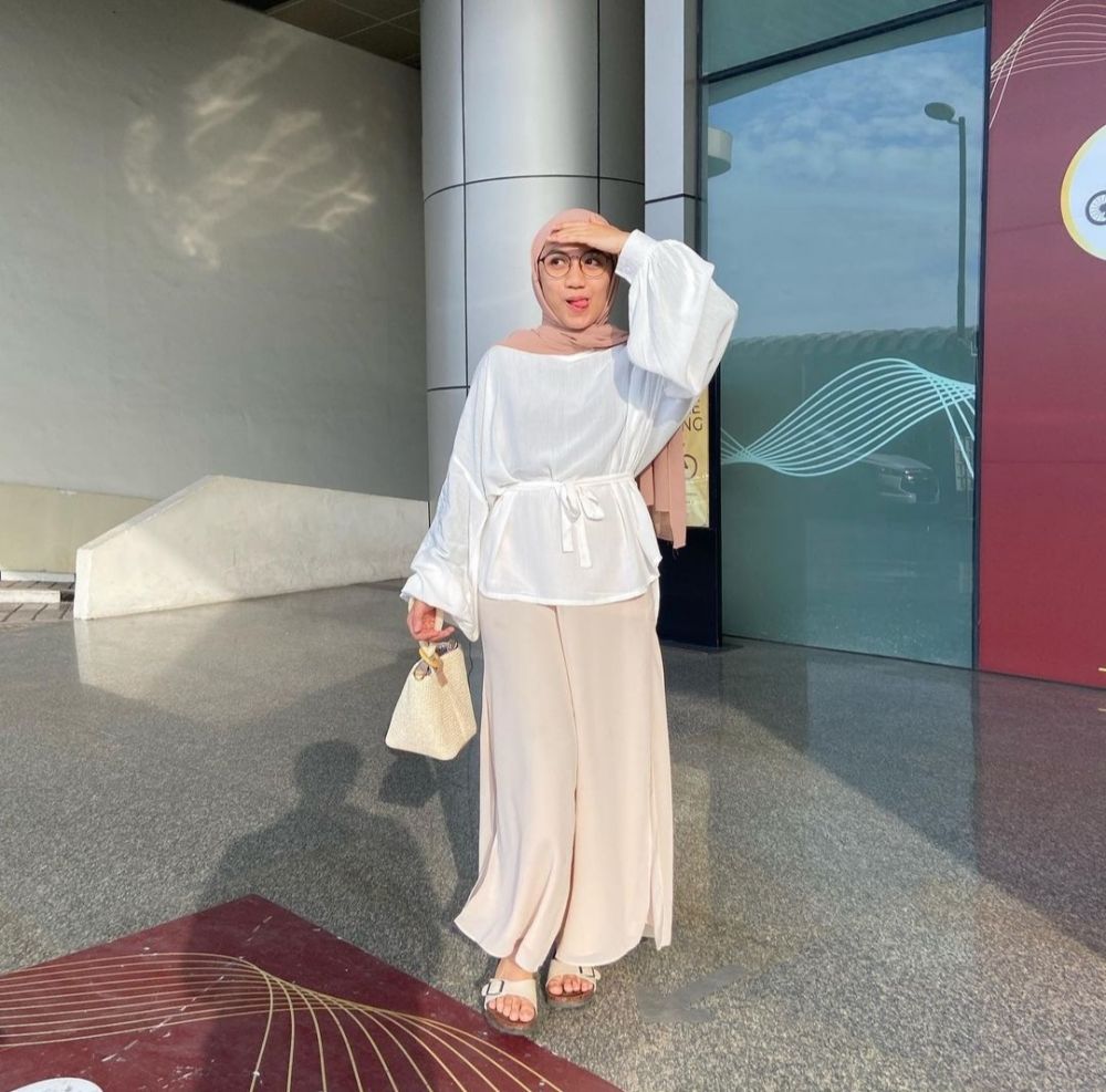 10 OOTD Hijab Atasan Putih ala Darma Putri, Looknya Clean!