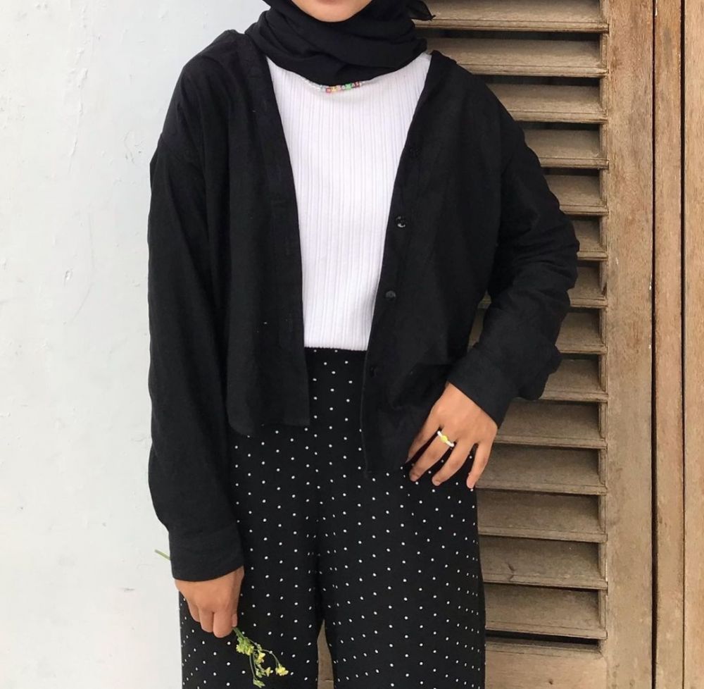 9 OOTD Hijab Simpel dengan Cardigan ala Mila Jamilah, Anggun Adem
