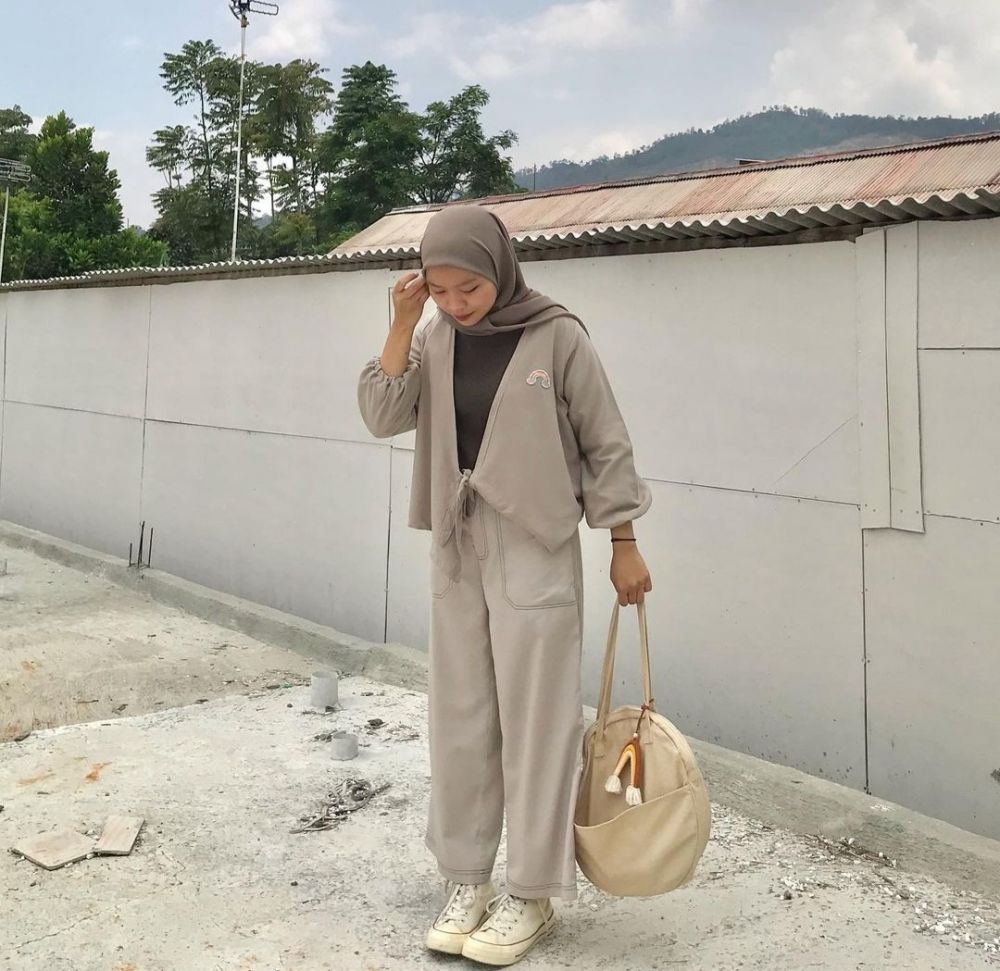 9 OOTD Hijab Simpel dengan Cardigan ala Mila Jamilah, Anggun Adem