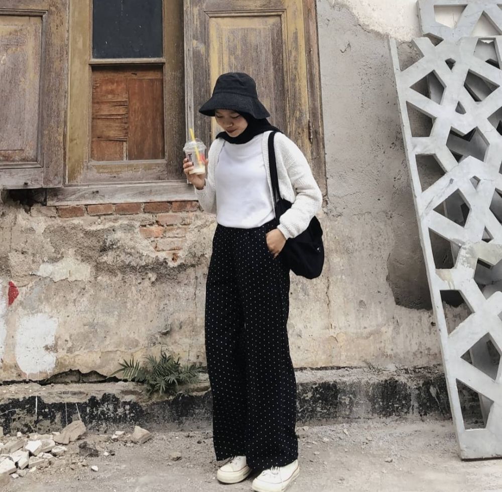 9 OOTD Hijab Simpel dengan Cardigan ala Mila Jamilah, Anggun Adem