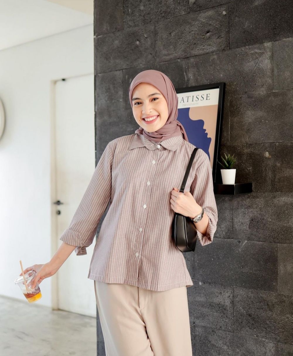 10 OOTD Hangout Tema Earth Tone ala Alifa Adelia, Warm Banget