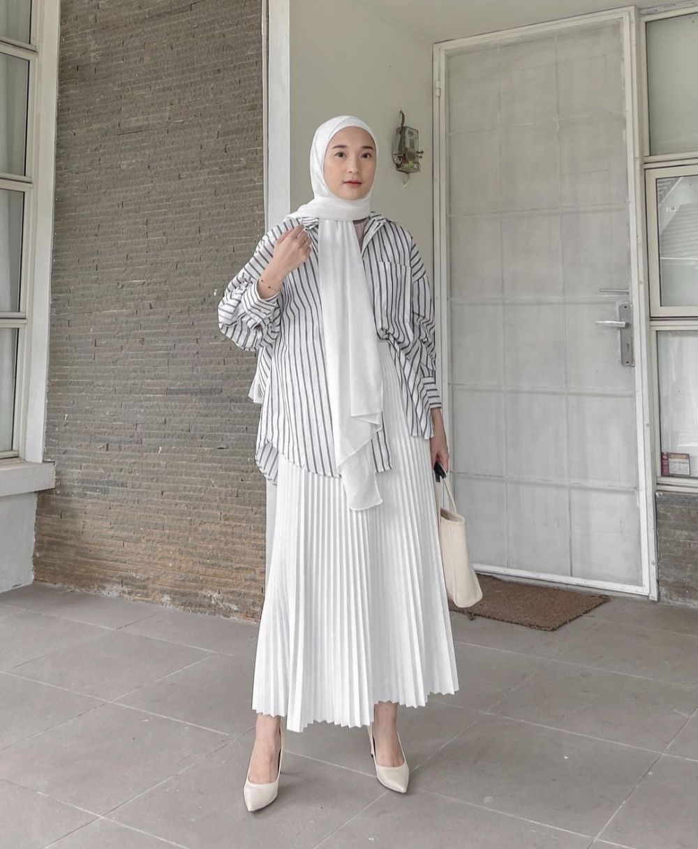 10 OOTD dengan Kemeja ala Denisa Rani, Untuk Hangout Hingga Ngantor!