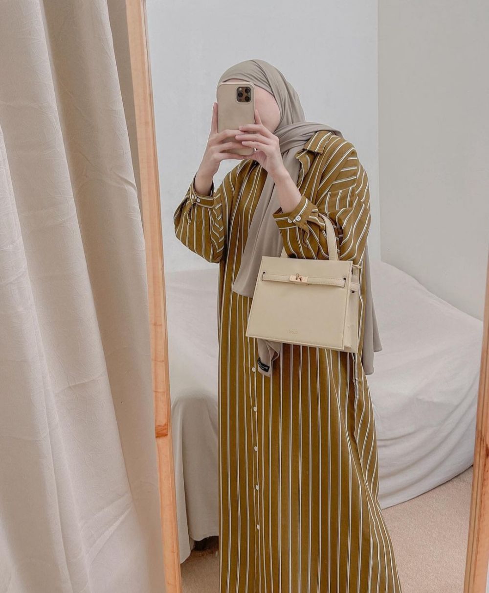 10 OOTD dengan Kemeja ala Denisa Rani, Untuk Hangout Hingga Ngantor!