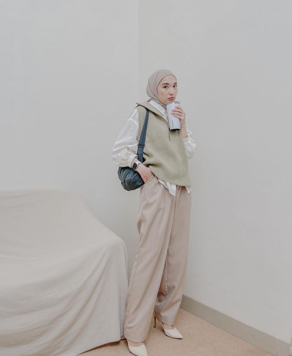 10 OOTD dengan Kemeja ala Denisa Rani, Untuk Hangout Hingga Ngantor!