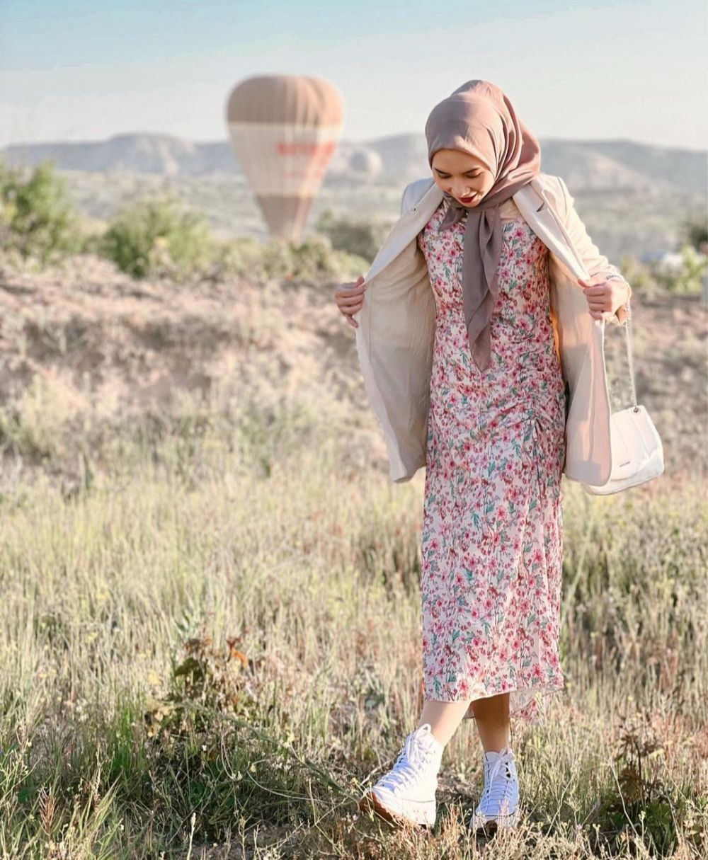 10 Mix and Match OOTD Travelling ala Nesya Dinda, Kece Maksimal!