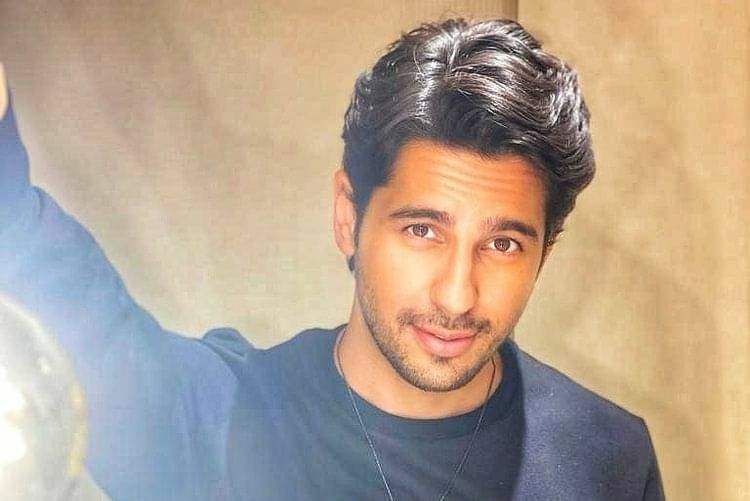 9 Potret Sidharth Malhotra Yang Kini Ulang Tahun Ke-38