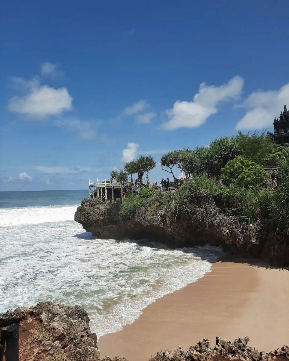 Menelusuri 7 Pesona Pantai Ngobaran Di Gunungkidul - WisataHits