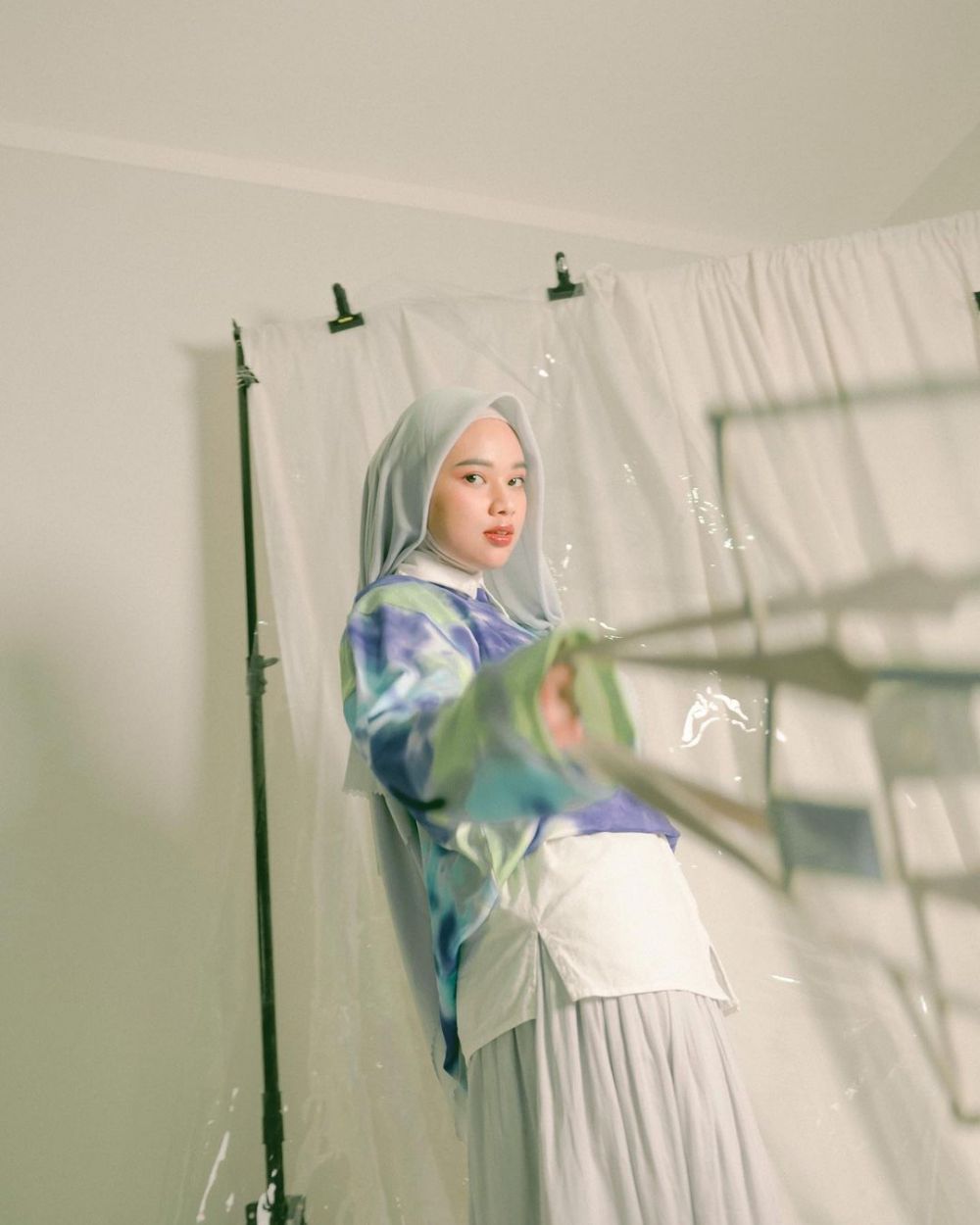 9 Potret OOTD Hijab Pastel ala Ananza Prili, Cocok Untuk Kondangan!