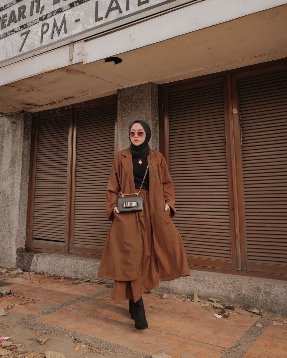 9 Inspirasi OOTD Hijab Nuansa Cokelat ala Nisa Cookie, Aesthetic!