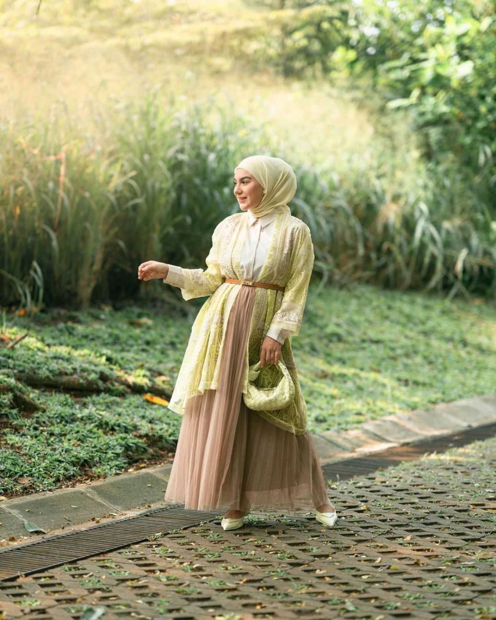 10 Ide Outfit Earth Tone Dengan Hijab Untuk Kondangan