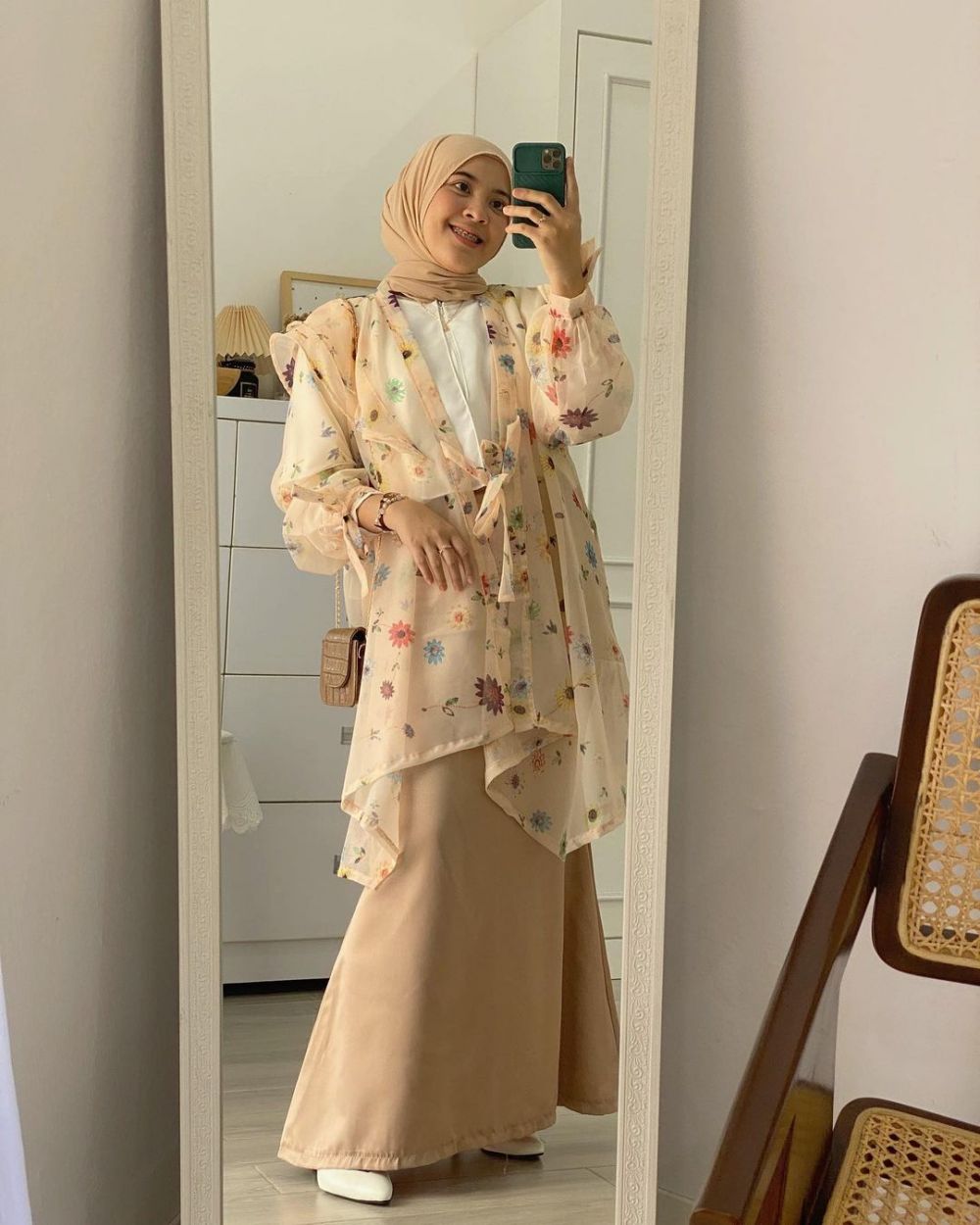11 Ide Hijab Motif Floral ala Selebgram Lida Lubis, Tampil Vintage