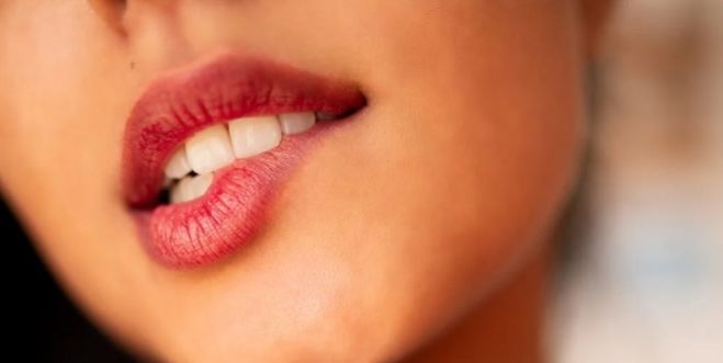 5 Alasan Perempuan Menggigit Bibir Bawah, Menarik Perhatian?