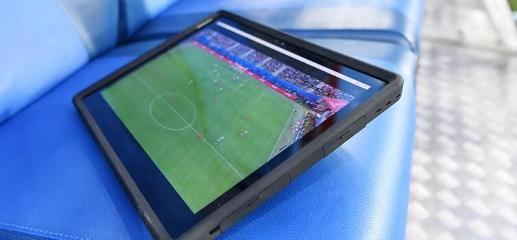 Ternyata ini Fungsi Tablet yang Dipegang Staf Pelatih Sepak Bola