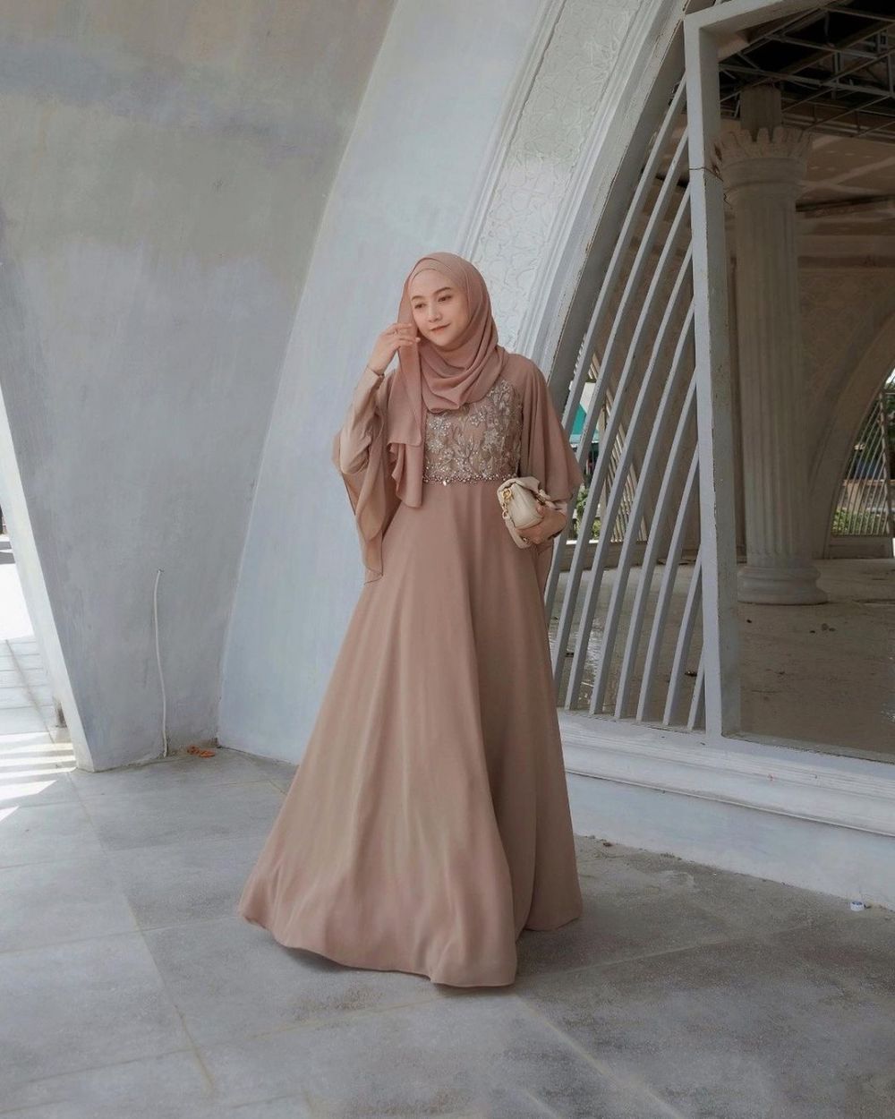9 Inspirasi OOTD Hijab Nuansa Cokelat ala Nisa Cookie, Aesthetic!