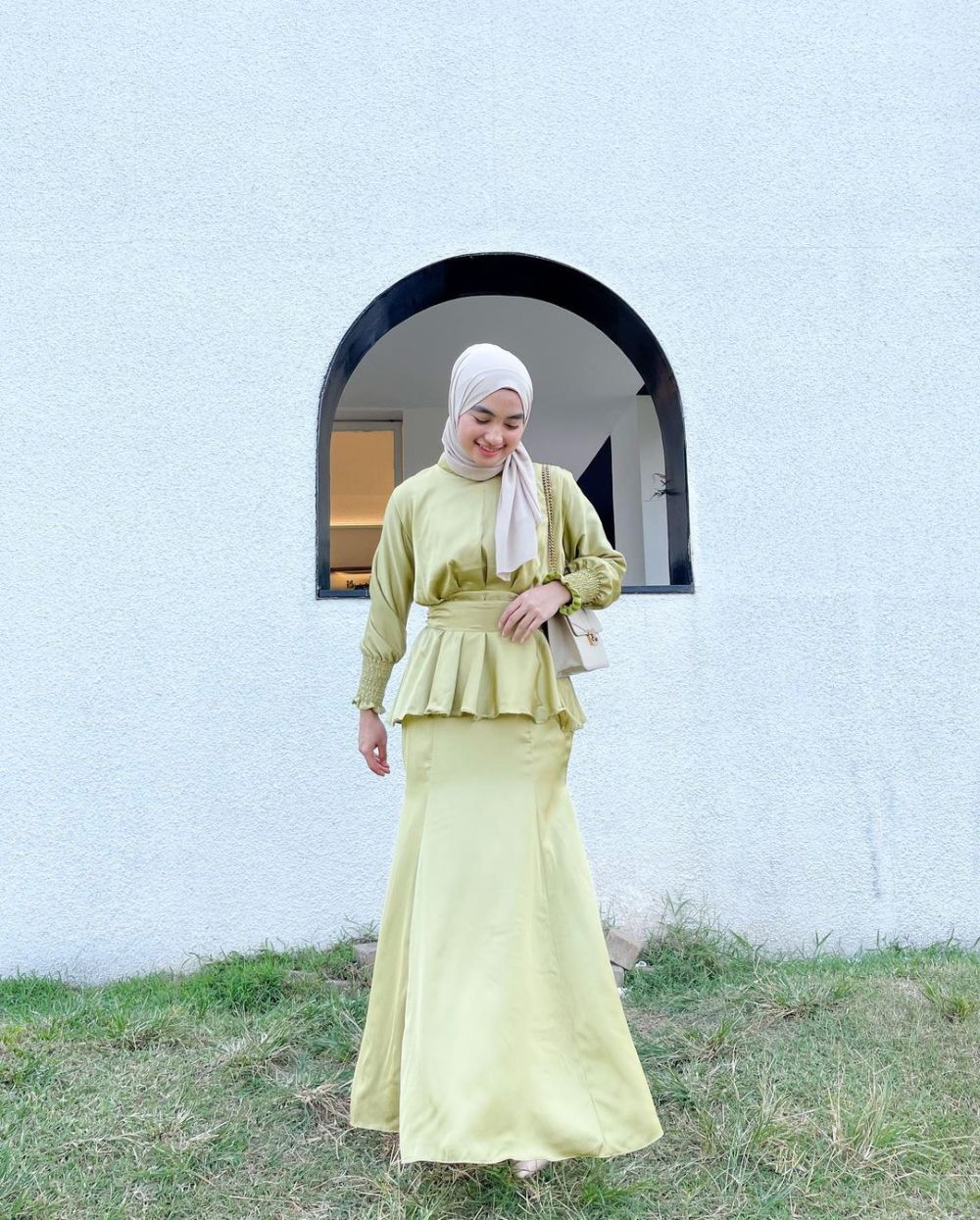 9 Ide Hijab Style dengan Dress Satin Polos ala Olivia Finda, Catchy!