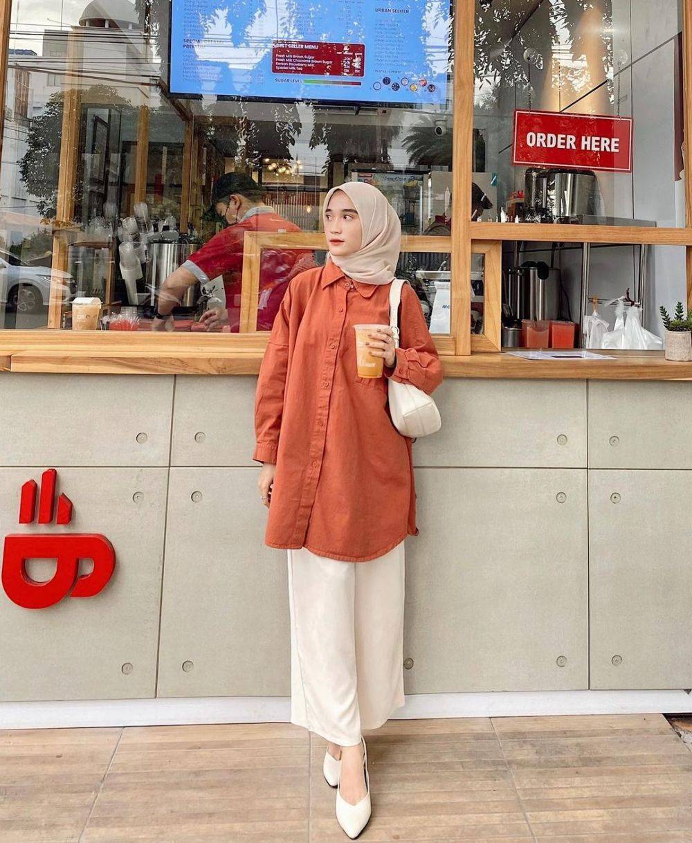 Inspirasi Outfit Hijab Nuansa Terracotta, Warna Natural