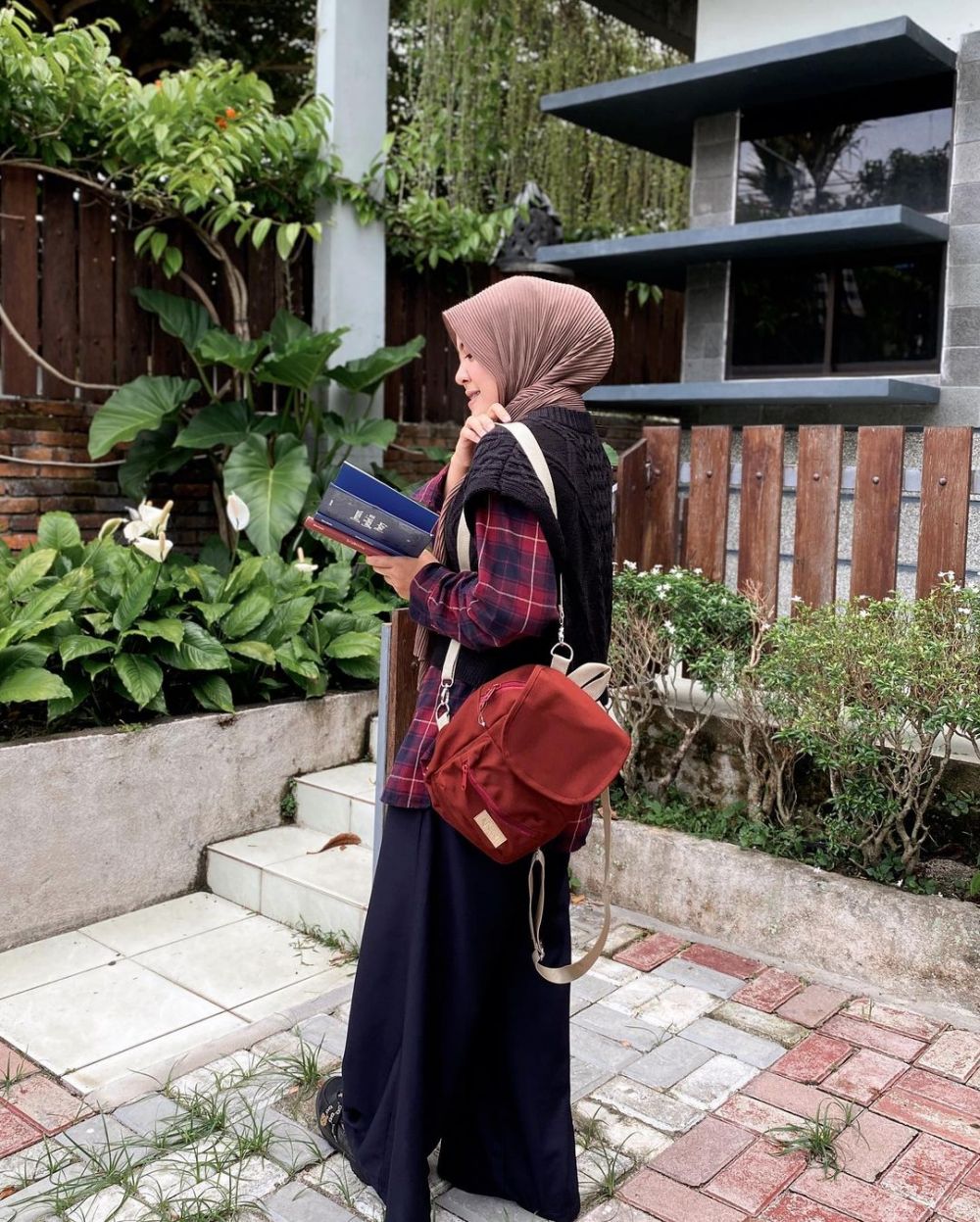 10 Padu Padan Style Hijab Motif Tartan ala Lida Lubis, Looknya Classy