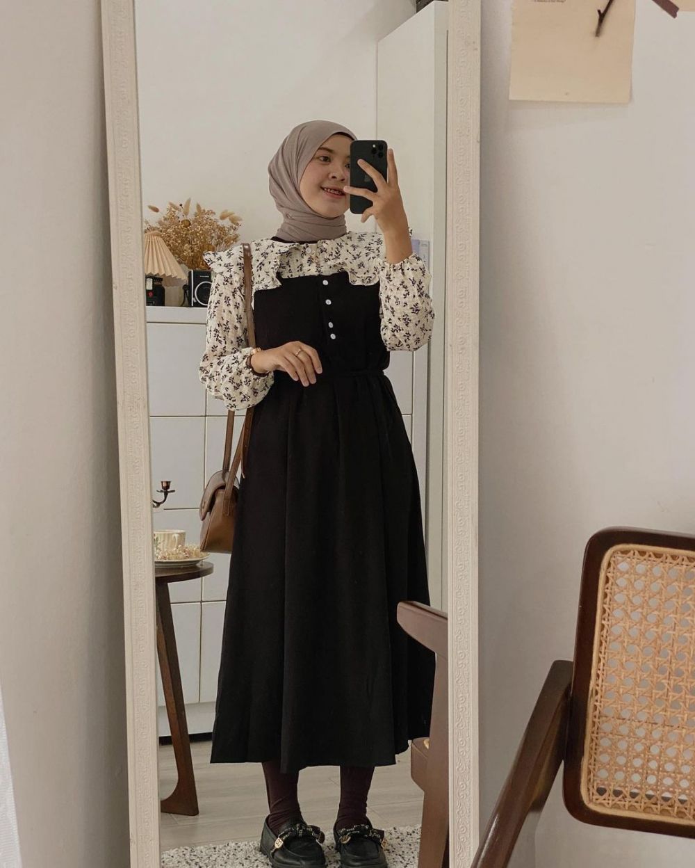 11 Ide Hijab Motif Floral ala Selebgram Lida Lubis, Tampil Vintage