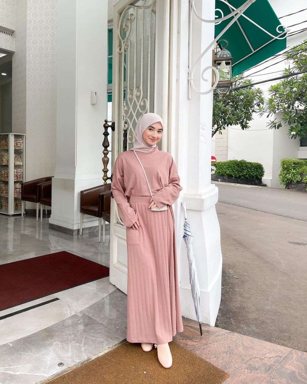 Ide Hijab Style One Set Ala Selebgram Olivia Finda, Kekinian