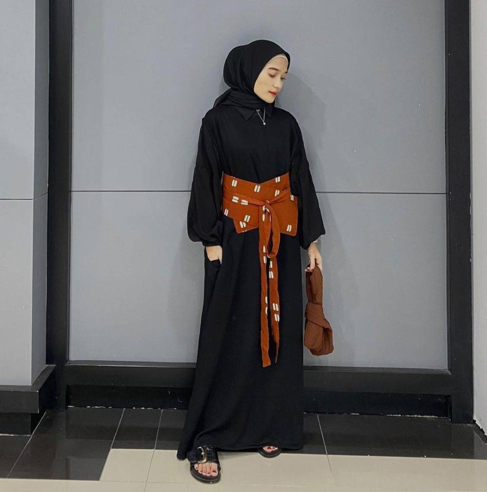 Inspirasi Outfit Hijab Nuansa Terracotta, Warna Natural