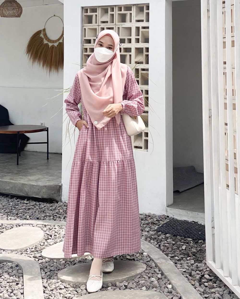 10 Ide Style Hijab dengan Outfit Plaid ala Nyimas Juniar, Simple!